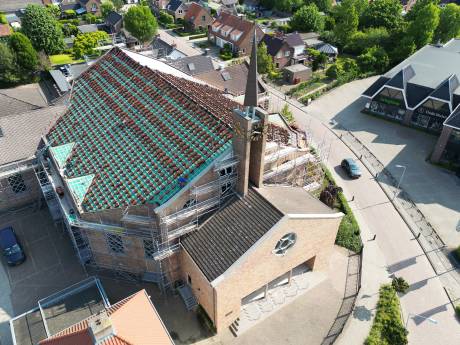 Werk aan de kerk in Opheusden: een nieuw dak, met minder zonnepanelen dan gehoopt