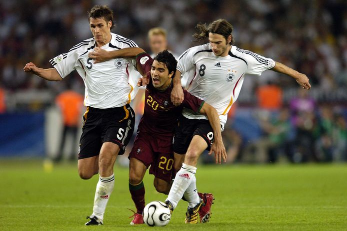 Sebastian Kehl en Torsten Frings in duel met Deco.