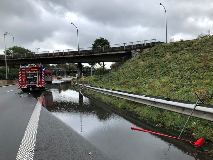 Door wateroverlast is één rijstrook en de pechstrook richting Gent afgesloten op de aansluiting van de E313 met de Antwerpse Ring.