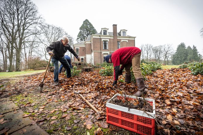 Vrijwilligers steken zaailingen uit bij villa De Haer in Oldenzaal.