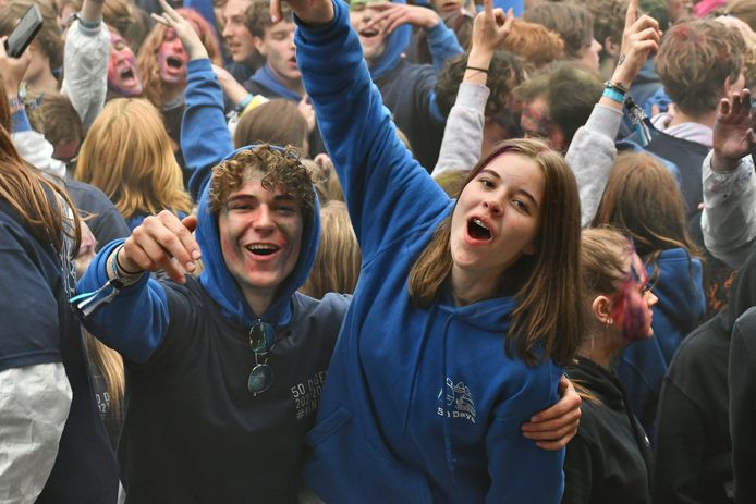 In Roeselare vierden ze de 50 dagen in plaats van de 100 dagen. De jongeren gingen vanaf 6u 's morgens uit de bol op het Polenplein.