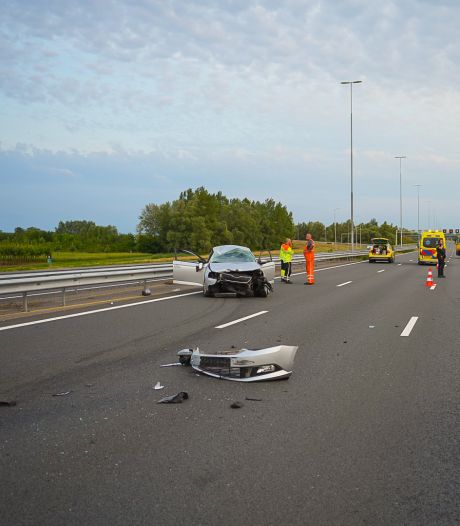 Man zonder rijbewijs gearresteerd na ernstig ongeval op A50: brandweer moet twee gewonden bevrijden 