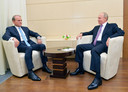 De Oekraïense zakentycoon en parlementslid Viktor Medvedtsjoek in gesprek met de Russische president Vladimir Poetin, 6 oktober 2020.