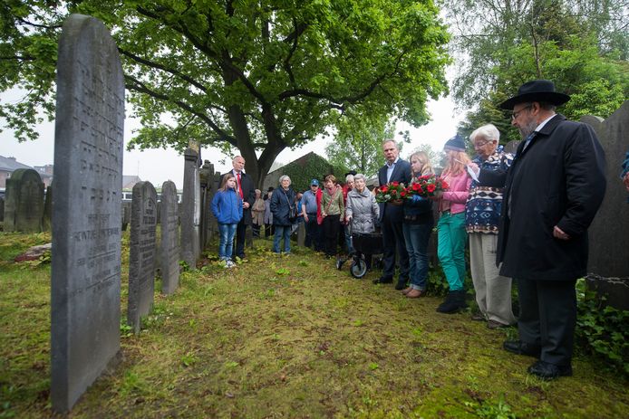 De jaarlijkse herdenking aan de Dennenbosweg, waar Fré Cohen is begraven.
