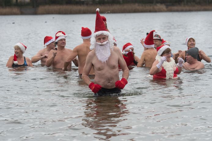 In de Duitse hoofdstad Berlijn gaan zwemmers in kerstoutfit te water in het Orank Meer.