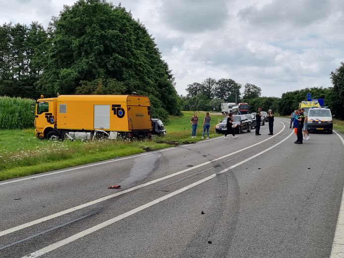 De vrachtwagen en twee auto's die van de weg raakten ter hoogte van Ruurlo