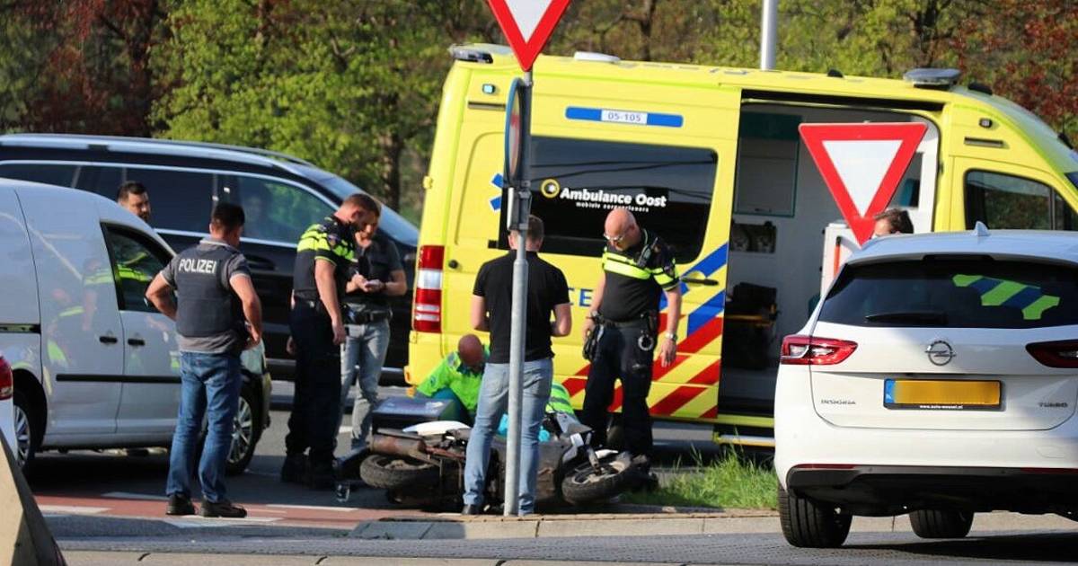 Scooterrijder gewond bij aanrijding in De Lutte.