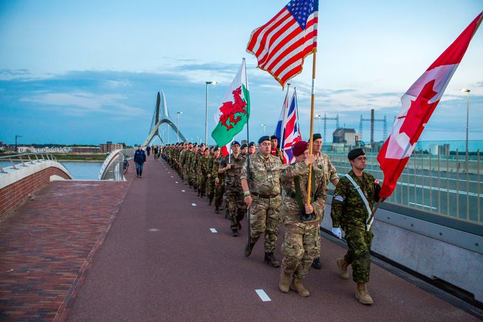 Militairen uit verschillende landen liepen vandaag de Sunset March op de Oversteek.