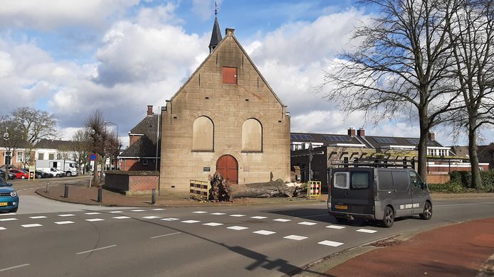 De Protestantse kerk in Sint-Michielgestel werd tijdens de storm geschampt door een boom.