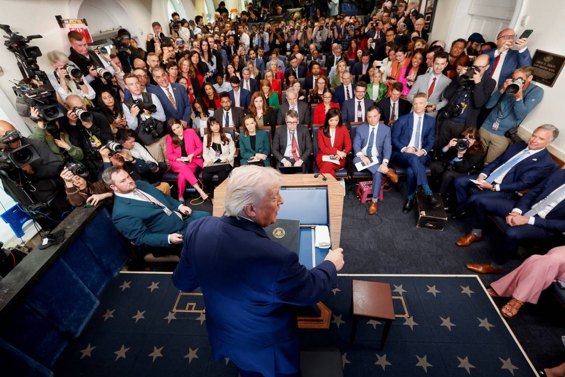 ‘Geef het vrij of ga naar de gevangenis’: Trump zet pers onder druk na lek over vermiste F-15-piloot in Iran
