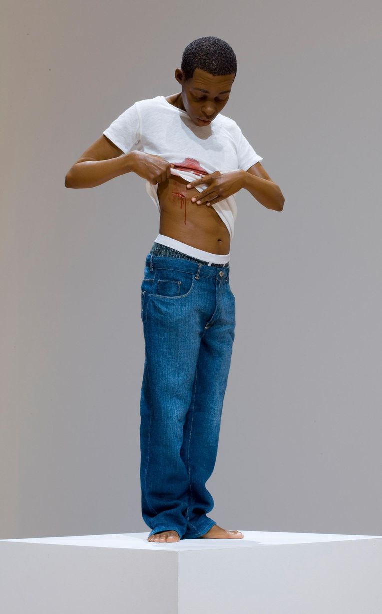 Het kleine, levensechte beeld van Ron Mueck dat verwijst naar Jezus die zijn wond toont Beeld Ron Mueck/Anthony d'Offay, Londen