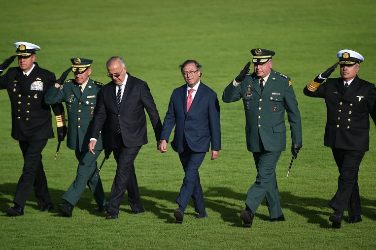 President Gustavo Petro (m.) tussen het opperbevel van de strijdkrachten tijdens een ceremonie half december. Beeld AFP