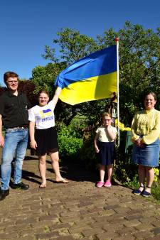 Deze mensen hebben nog steeds de Oekraïense vlag hangen: ‘Poetin moet worden gestopt’