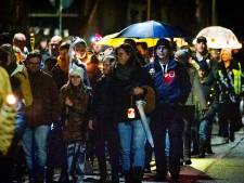 Verlicht coronaprotest in ’s-Gravendeel trekt tientallen deelnemers
