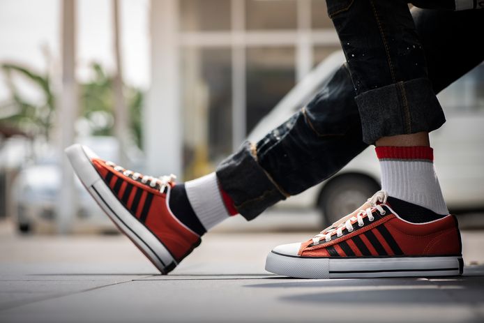 je succesvoller lijkt met rode sneakers aan | Werk | AD.nl