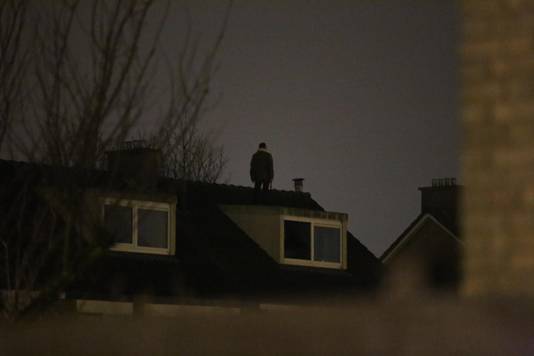 Een man met een bijl op het dak in Oudeschanspad Arnhem.