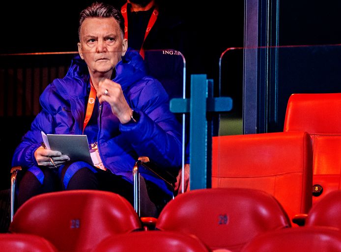 Louis van Gaal volgde de kwalificatiewedstrijd tegen Noorwegen vorig jaar vanuit een rolstoel in de skybox..