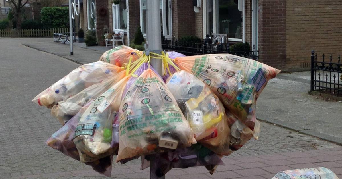willen afvalzakken voor plastic ophangen plaats van aan straat zetten | gelderlander.nl