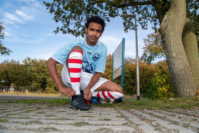 Abulkadir (15) uit Somalië maakt zich op voor het NK voor asielzoekerscentra.