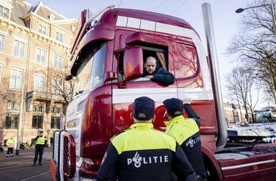 'Konvooi van de Vrijheid' rukt uit in Europa: truckers blokkeren Binnenhof Den Haag, meer dan 7.000 agenten bewaken Parijs