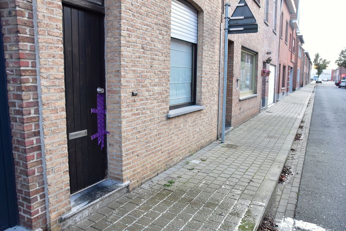 De woning in de Nachtegaalstraat in Wevelgem waar het levenloze lichaam van Jill Himpe (36) werd aangetroffen, werd na de feiten verzegeld.