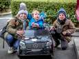 KIJK. ‘Baby Pia’ en andere kindjes met beperking beleven plezier met elektrische autootjes: “Onze kinderen kunnen eindelijk samen spelen”