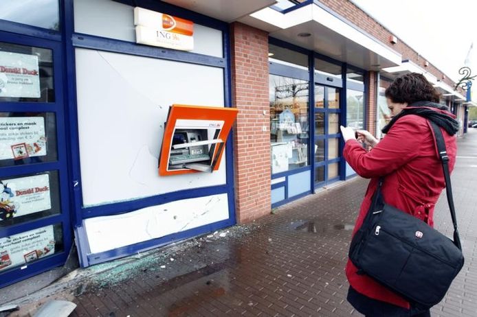 De pinautomaat in winkelcentrum De Dobbe in Zwolle was het doelwit van ramkrakers. foto november 2012, Tom van Dijke