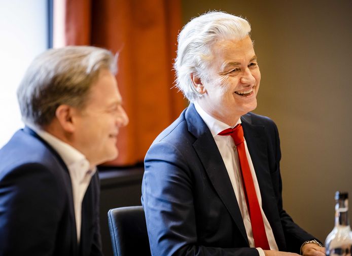 Pieter Omtzigt (NSC) en Geert Wilders (PVV) tijdens een nieuwe gespreksronde in de kabinetsformatie met informateurs Elbert Dijkgraaf en Richard van Zwol.
