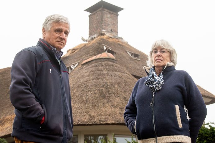 Rob en Hetty Reijnen voor hun huis met rieten dak. Deze week ontsnapte het echtpaar aan een ramp tijdens een schoorsteenbrand.