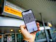 Een internationale QR-code in de CoronaCheck-app op een telefoon die getoond moet worden om op reis te kunnen.