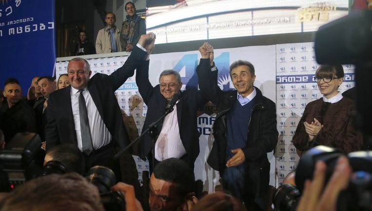 Premier Bidzina Ivanisjvili (rechts) viert feest met de nieuwe president, Giorgi Margvelasjvili (links). Beeld ap