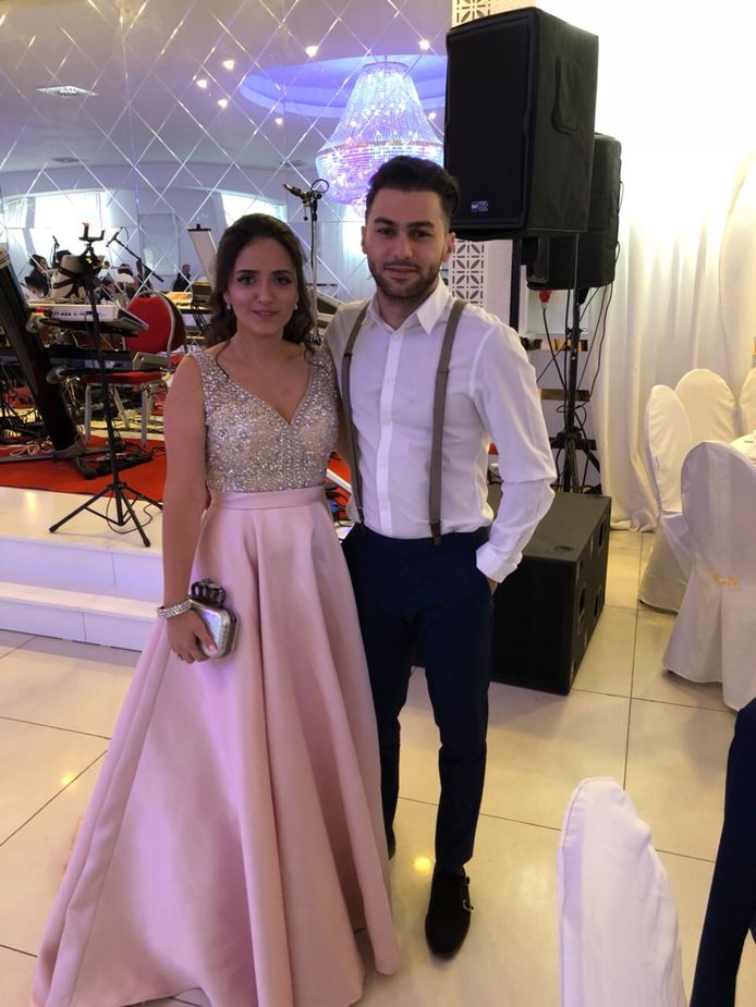 Hamist Asadour  op de bruiloft met het bewuste handtasje