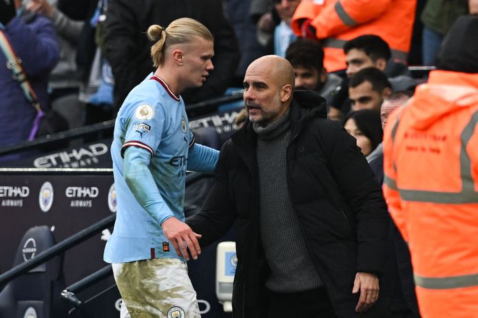 Pep Guardiola met Erling Haaland, die vorig seizoen in zijn debuutseizoen bij Manchester City 52 keer scoorde in 53 wedstrijden.