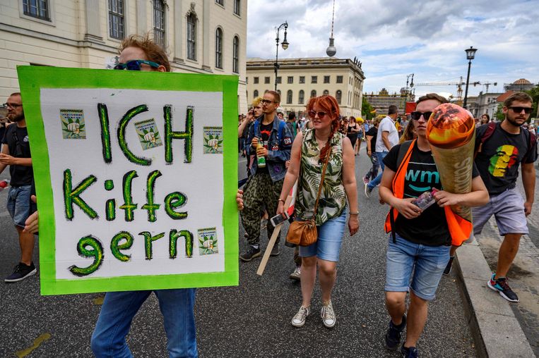 Een pro-cannabisbetoging in Duitsland in 2019, waarbij een actievoerder een bord met de boodschap ‘Ik rook graag wiet’ vasthoudt. Beeld AFP