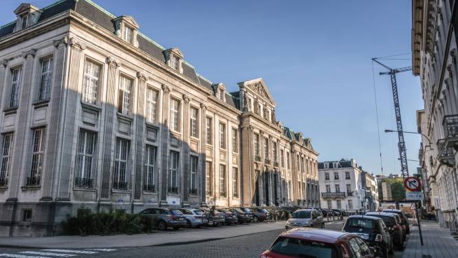 Man (50) wacht kennis thuis op met hamer na banale caféruzie