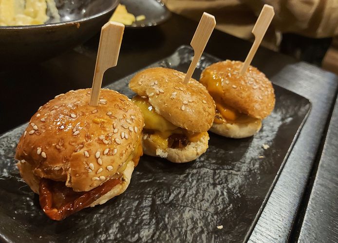De minihamburgertjes met gesmolten kaas en zongedroogde tomaat.