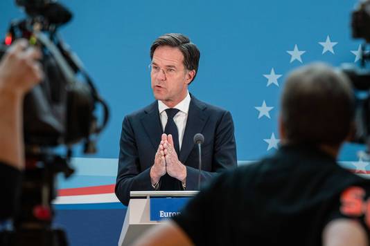 Il primo ministro uscente Mark Rutte parla alla stampa alla rappresentanza permanente dei Paesi Bassi a Bruxelles prima della seconda giornata del vertice straordinario dell'Unione europea.