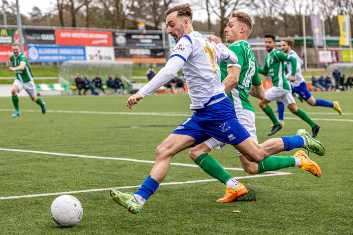 Giovanni Delannoy, zaterdag de beste speler aan de zijde van Hoek, laat VVOG-verdediger Rick van den Brink achter zich en geeft daarna de voorzet waar de 2-2 uit voortkomt.
