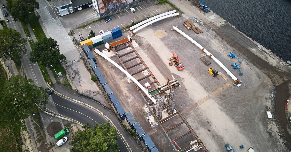 Hijswerkzaamheden in Lochem: nieuwe fase na tragisch brugongeval.