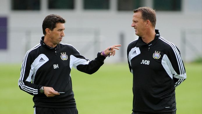 Besnik Hasi (gauche) et John van den Brom (droite)