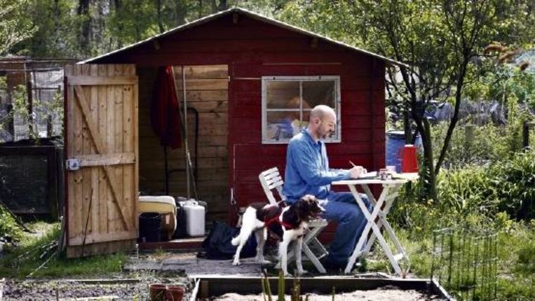 Jeroen Thijssen, met hond Jip in de achtertuin. 