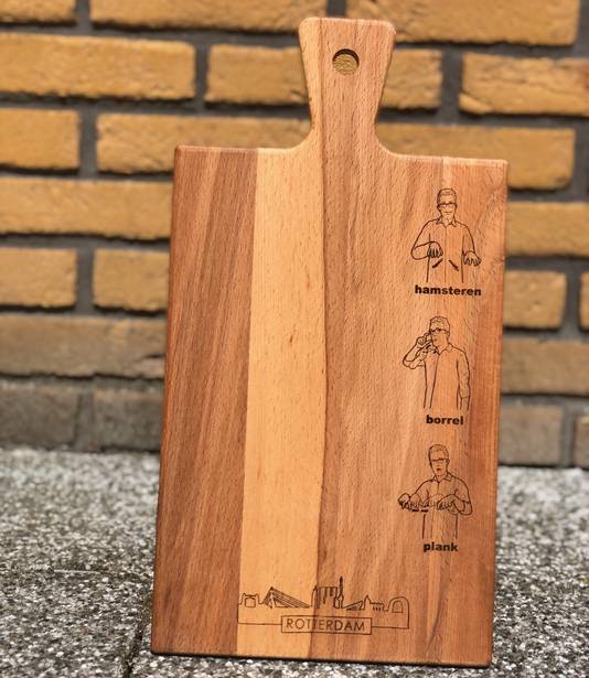 De houten borrelplank met daarop de gebaren voor hamsteren, borrel en plank. © Hamster Borrel Plank 