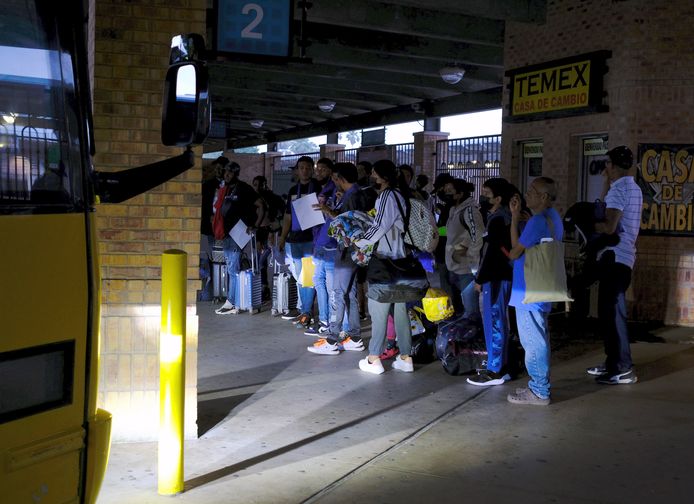 Des migrants attendent de prendre le bus à Brownsville, le 11 mai 2023.