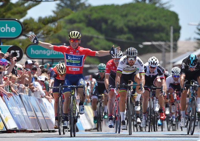 Caleb Ewan wint met ruime voorsprong op Peter Sagan rit drie in Tour Down Under.