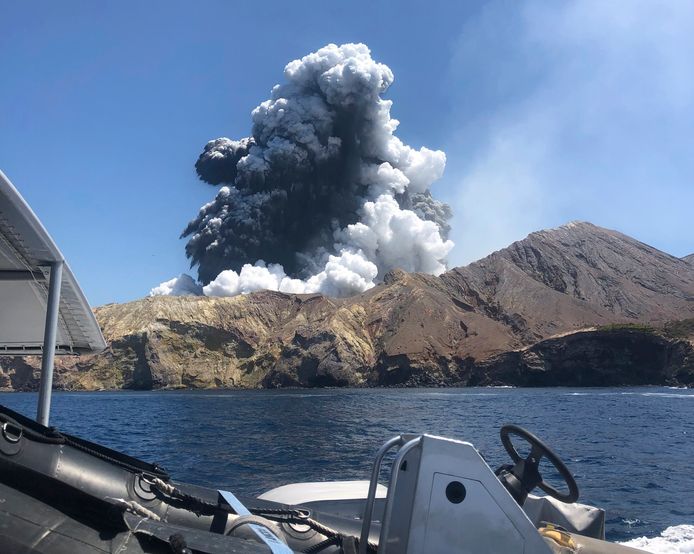 De uitbarsting op White Island gezien vanaf een boot.