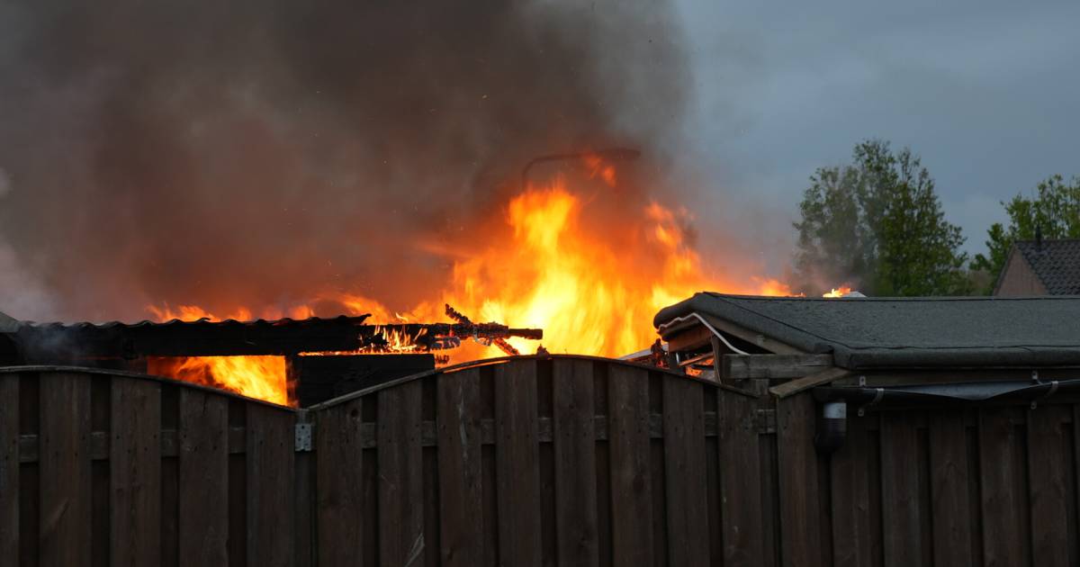 Felle uitslaande brand verwoest schuur in Oss, veel rook in de omgeving.