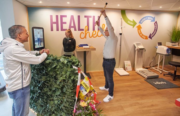 De Osse wethouder Kees van Geffen ondergaat een healthcheck bij Fitnezzplaza in Oss. Van Geffen opende de hoek waarbij de gezondheid, conditie en fysieke omstandigheden een check krijgen.