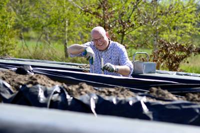 Teler Harry Lubberink uit Bentelo roept op: ‘Allemaal thuis asperges eten!’
