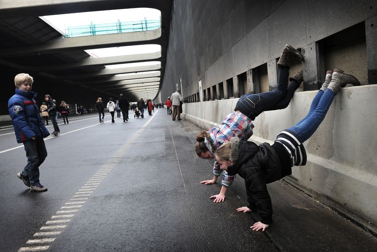 Jonge weggebruikers tijdens een open dag van de A4 in 2012. Beeld Marcel van den Bergh