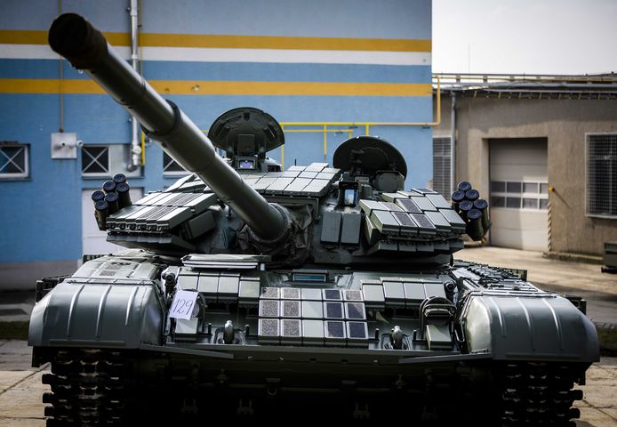 Een T-72 tank bij de wapenfabriek Excalibur Army. De tanks zijn mede door Nederlands geld gemoderniseerd en worden aan Oekraïne geleverd die ze gebruikt in de strijd tegen Rusland.